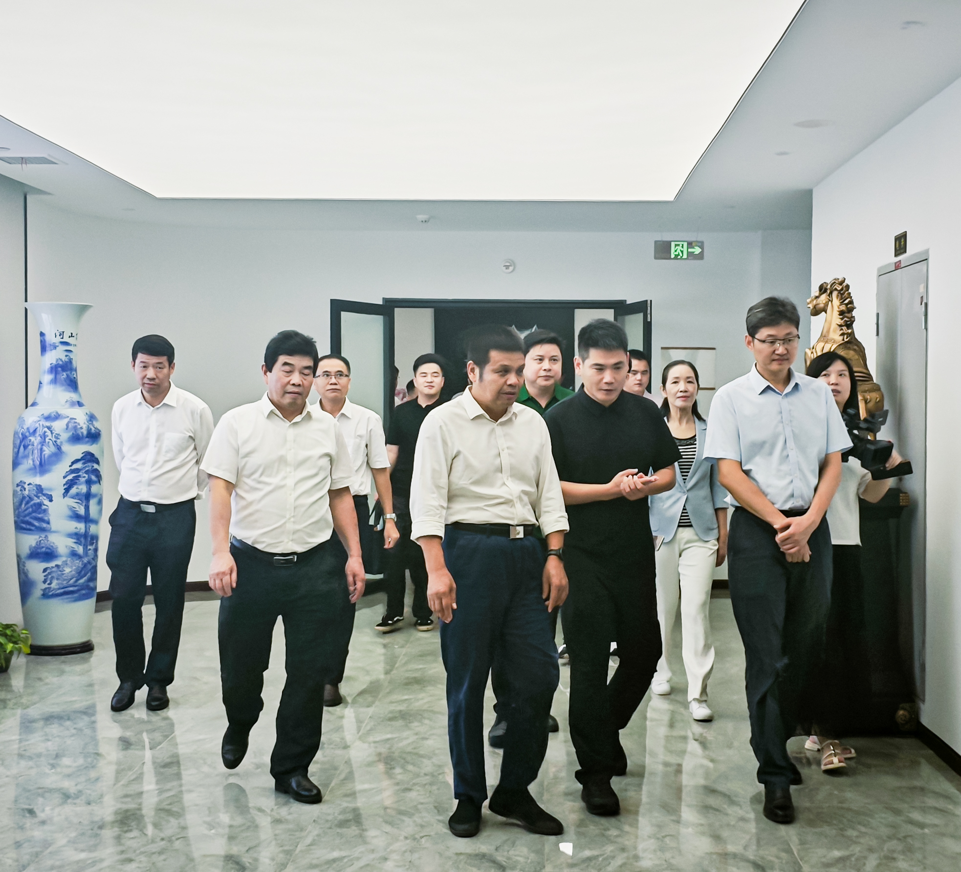 咸寧市副市長夏福卿帶隊視察中晨線纜武漢研發中心，鼓勵企業持續創新、做大做強